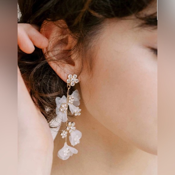NWT Crystal and silk petal chandelier earring - Picture 3 of 6